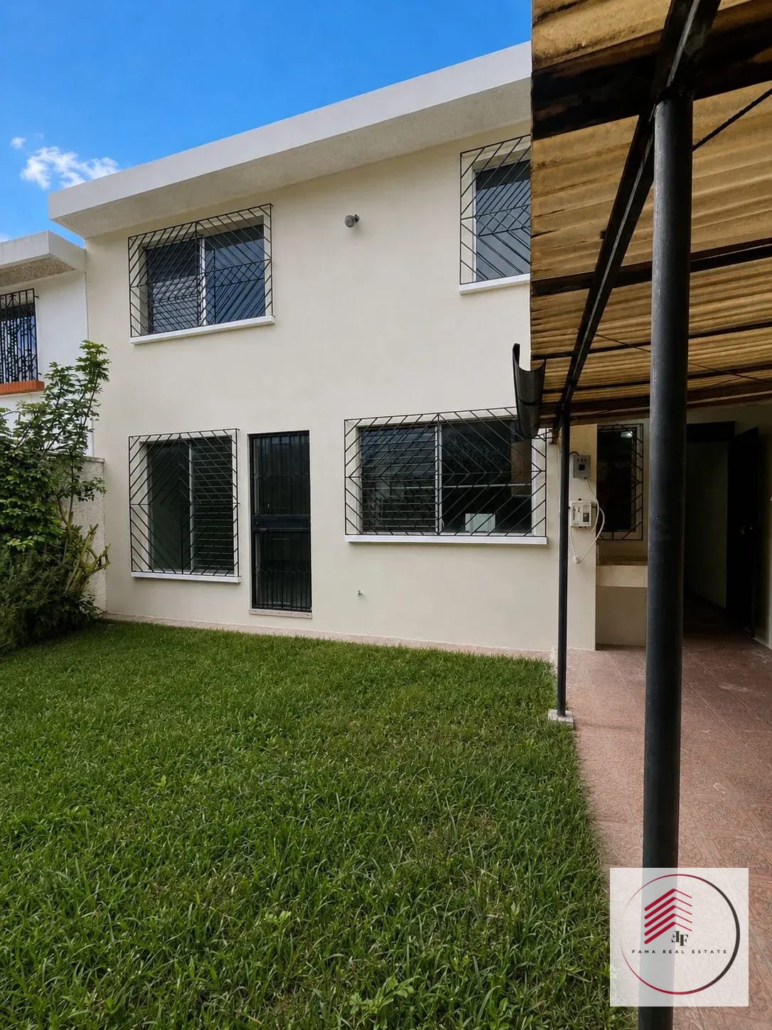 Venta de Casa de Dos Niveles en Zona 11 Dentro de Garita — Casa en Venta en Zona 11, Guatemala, Ciudad — foto 1 de 17