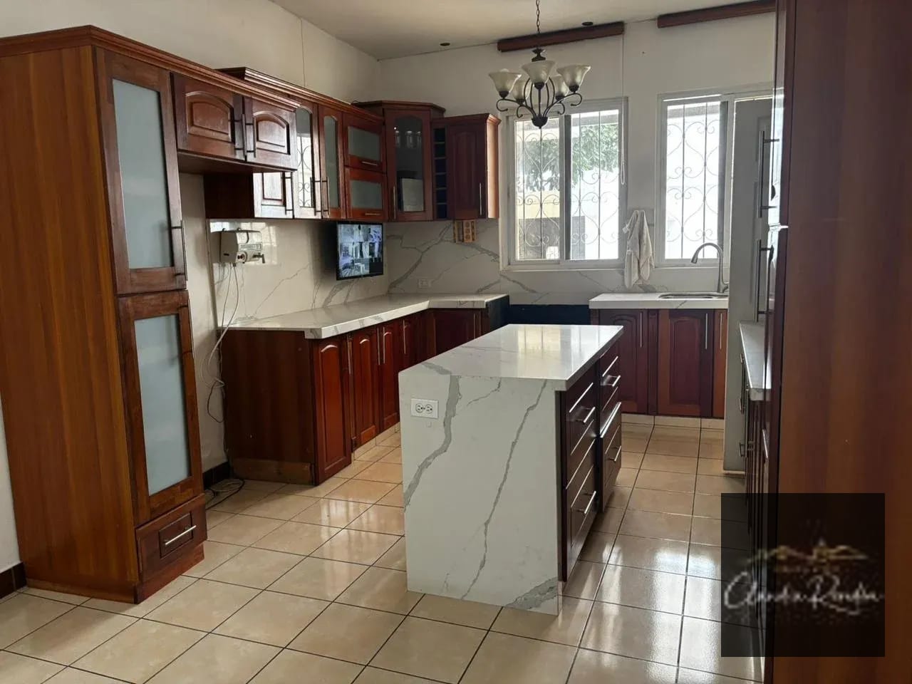 Casa en venta, San Cristobal, Mixco, Guatemala — Casa en Venta en Zona 8 Mixco, Guatemala, Ciudad — foto 2 de 10
