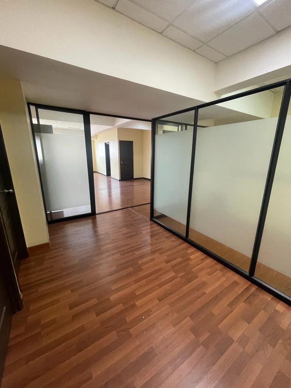 Alquiler de oficina tabicada en Edificio Torino Zona 10 — Oficina en Alquiler en Torino, Zona 10, Guatemala, Ciudad — foto 4 de 10