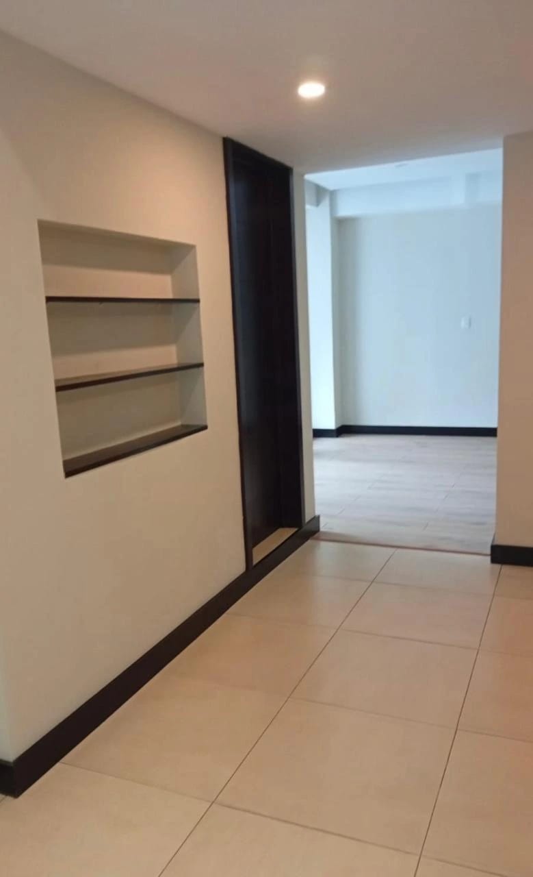 Alquiler amplia oficina en Edificio en 5a. Avenida Zona 14 — Oficina en Alquiler en Cobella, Zona 14, Guatemala, Ciudad — foto 3 de 9