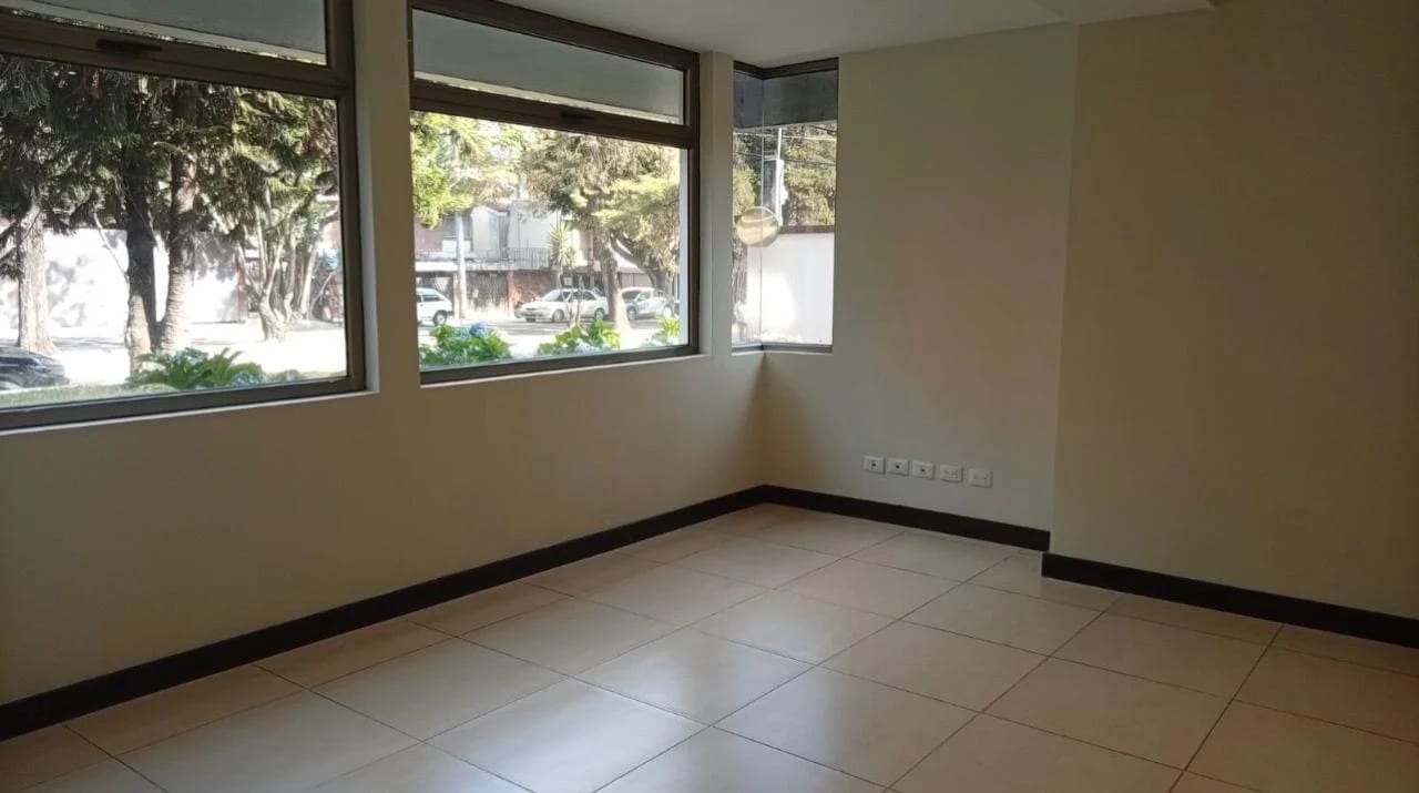 Alquiler amplia oficina en Edificio en 5a. Avenida Zona 14 — Oficina en Alquiler en Cobella, Zona 14, Guatemala, Ciudad — foto 2 de 9