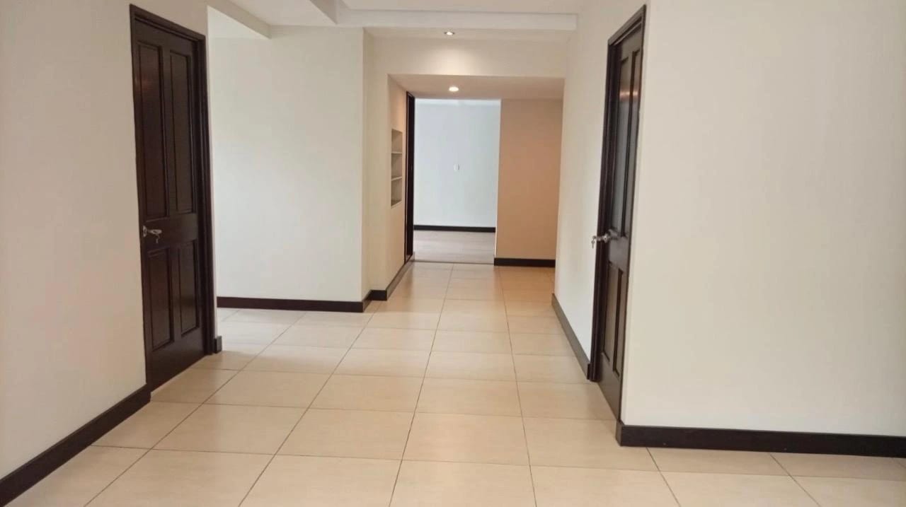 Alquiler amplia oficina en Edificio en 5a. Avenida Zona 14 — Oficina en Alquiler en Cobella, Zona 14, Guatemala, Ciudad — foto 1 de 9