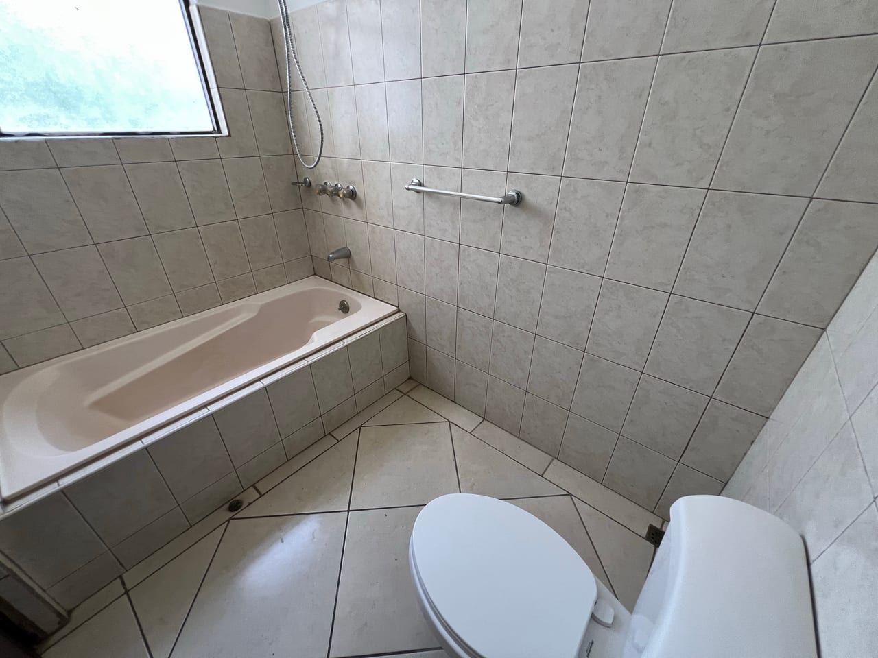Alquiler amplia casa 4 Dormitorios | Terravista Km 16.5 Carr. A Olmeca — Casa en Alquiler en Terravista, Carretera a El Salvador, Guatemala, Ciudad — foto 16 de 17