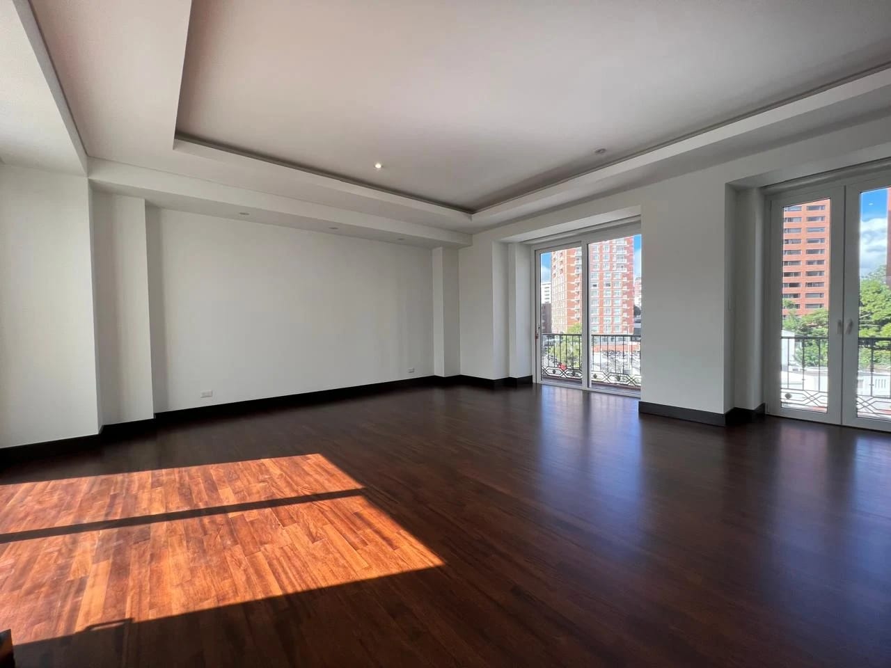 Alquiler amplio apartamento 2 Niveles | Quinta Avenida Zona 14 — Apartamento en Alquiler en Quinta Avenida, Zona 14, Guatemala, Ciudad — foto 1 de 17