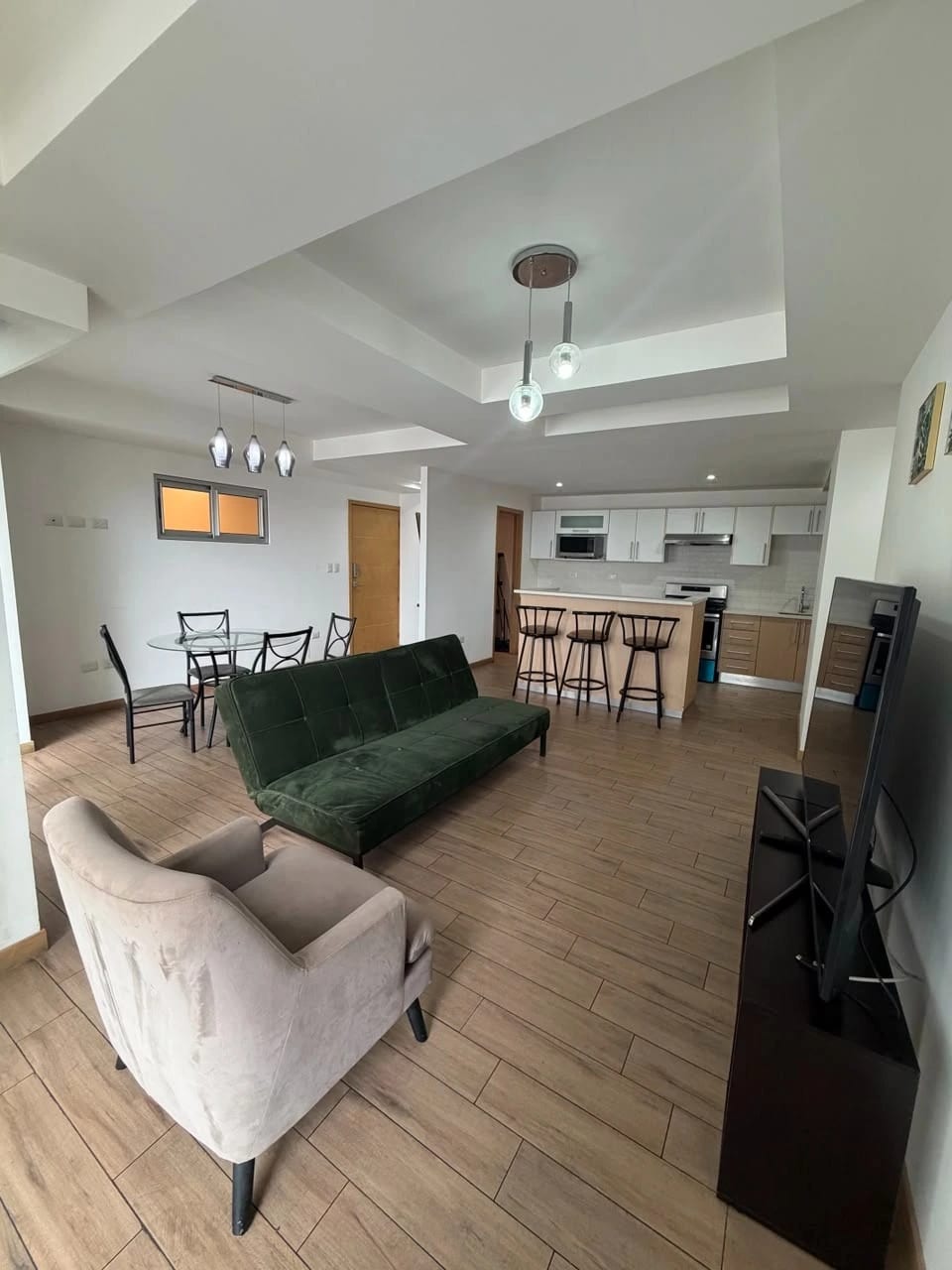 Apartamento Semi-Amueblado en Renta Zona 10 cod.CA36671 — Apartamento en Alquiler en Zona 10, Guatemala, Ciudad — foto 2 de 10