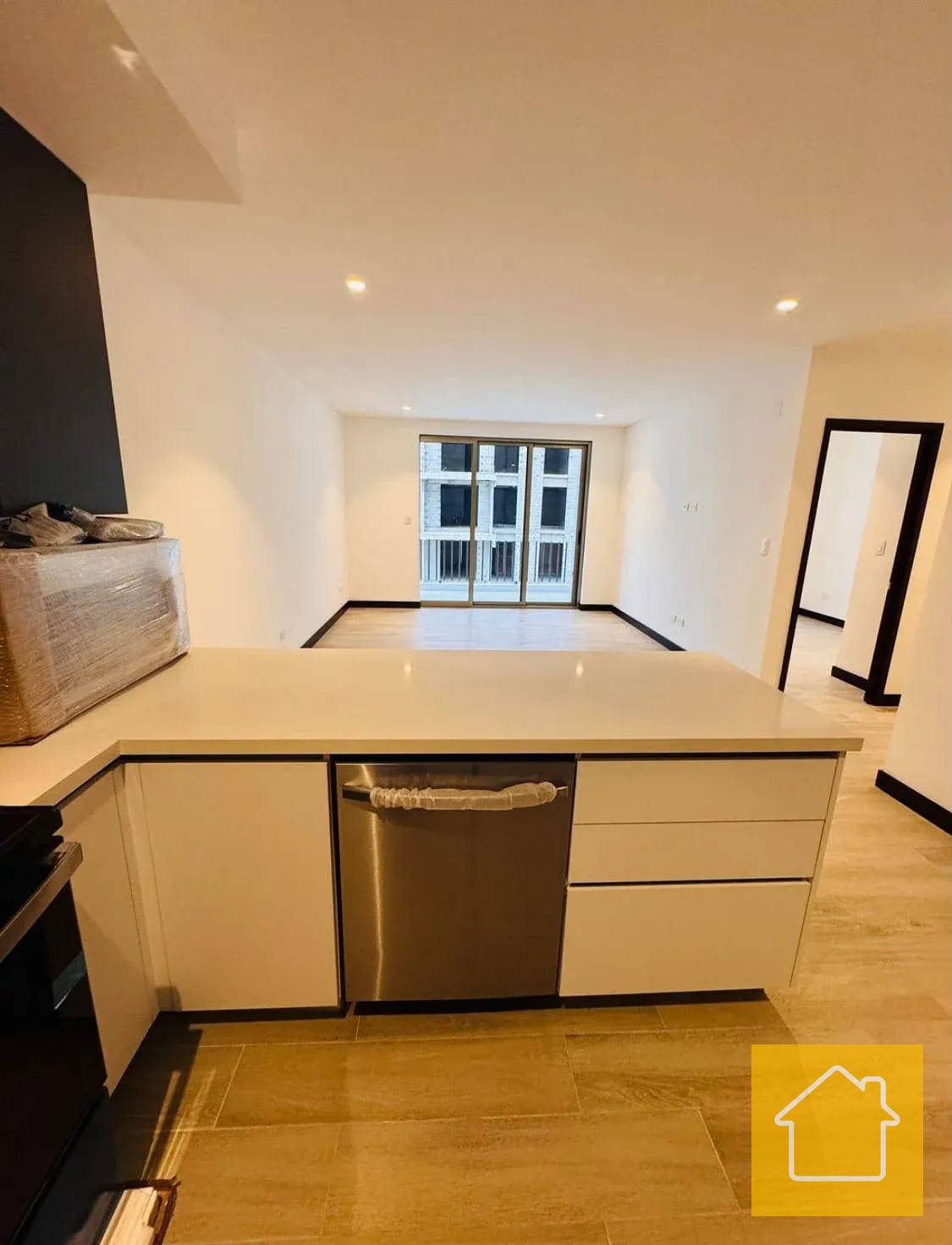 Amplio y Céntrico Apartamento en Zona 13 con Balcón Iridia — Apartamento en Alquiler en Elgin, Zona 13, Guatemala, Ciudad — foto 1 de 17