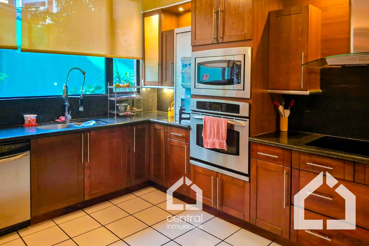 Amplia y exclusiva casa de 4 habitaciones en zona 14 — Casa en Venta en Zona 14, Guatemala, Ciudad — foto 4 de 16