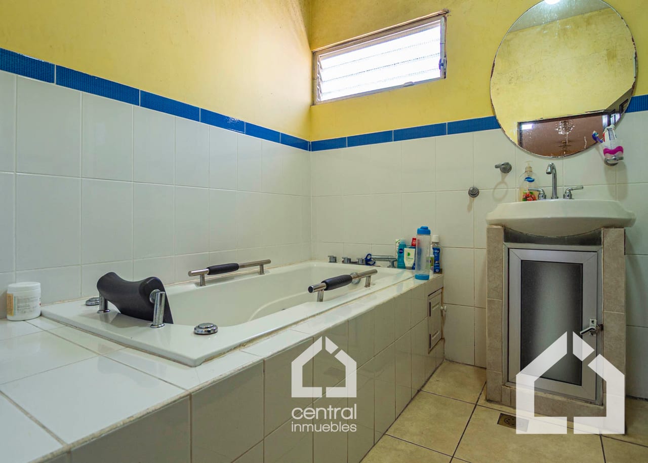 Casa de 5 habitaciones en Pinares de San Cristóbal, Mixco — Casa en Venta en Pinares de San Cristobal, Zona 8 Mixco, Guatemala, Ciudad — foto 14 de 17
