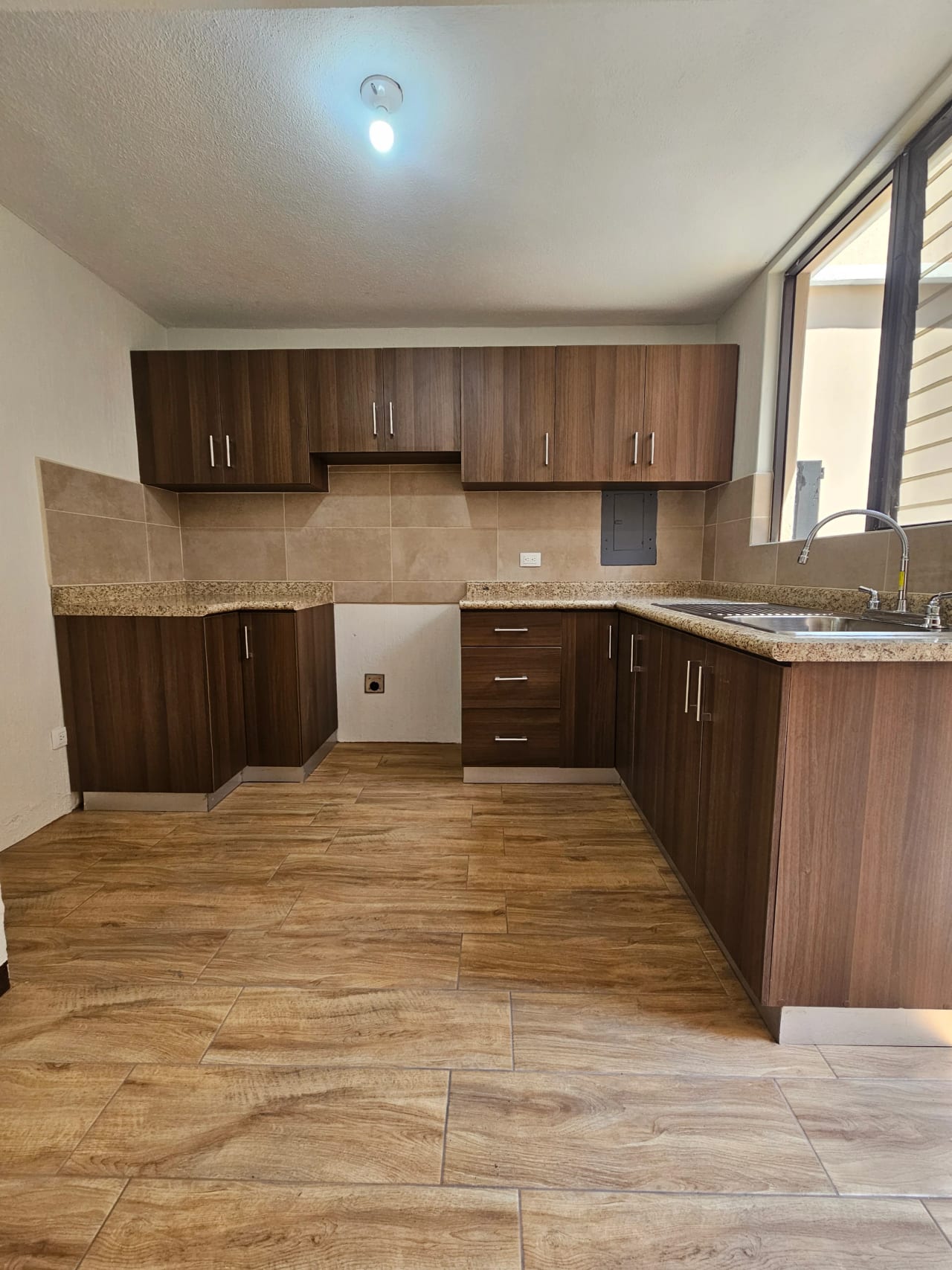 Casa en Renta en Avenida Hincapie Zona 13, dentro de garita. — Casa en Alquiler en Zona 13, Guatemala, Ciudad — foto 4 de 10