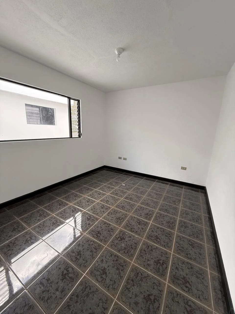 Casa recién remodelada en San Cristóbal — Casa en Venta en Pinares de San Cristobal, Zona 8 Mixco, Guatemala, Ciudad — foto 12 de 17