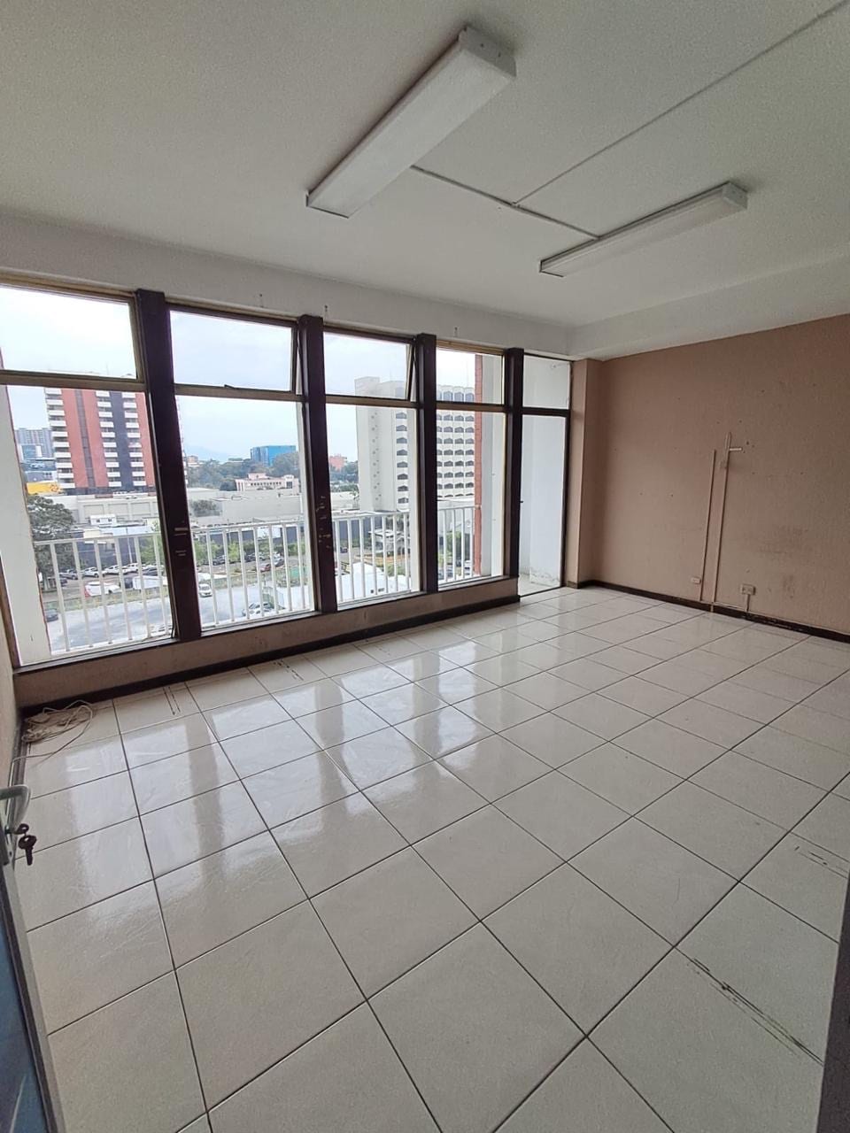 Propiedad en Alquiler – Ideal para Oficina | Zona 9 — Oficina en Venta en Zona 9, Guatemala, Ciudad — foto 1 de 11