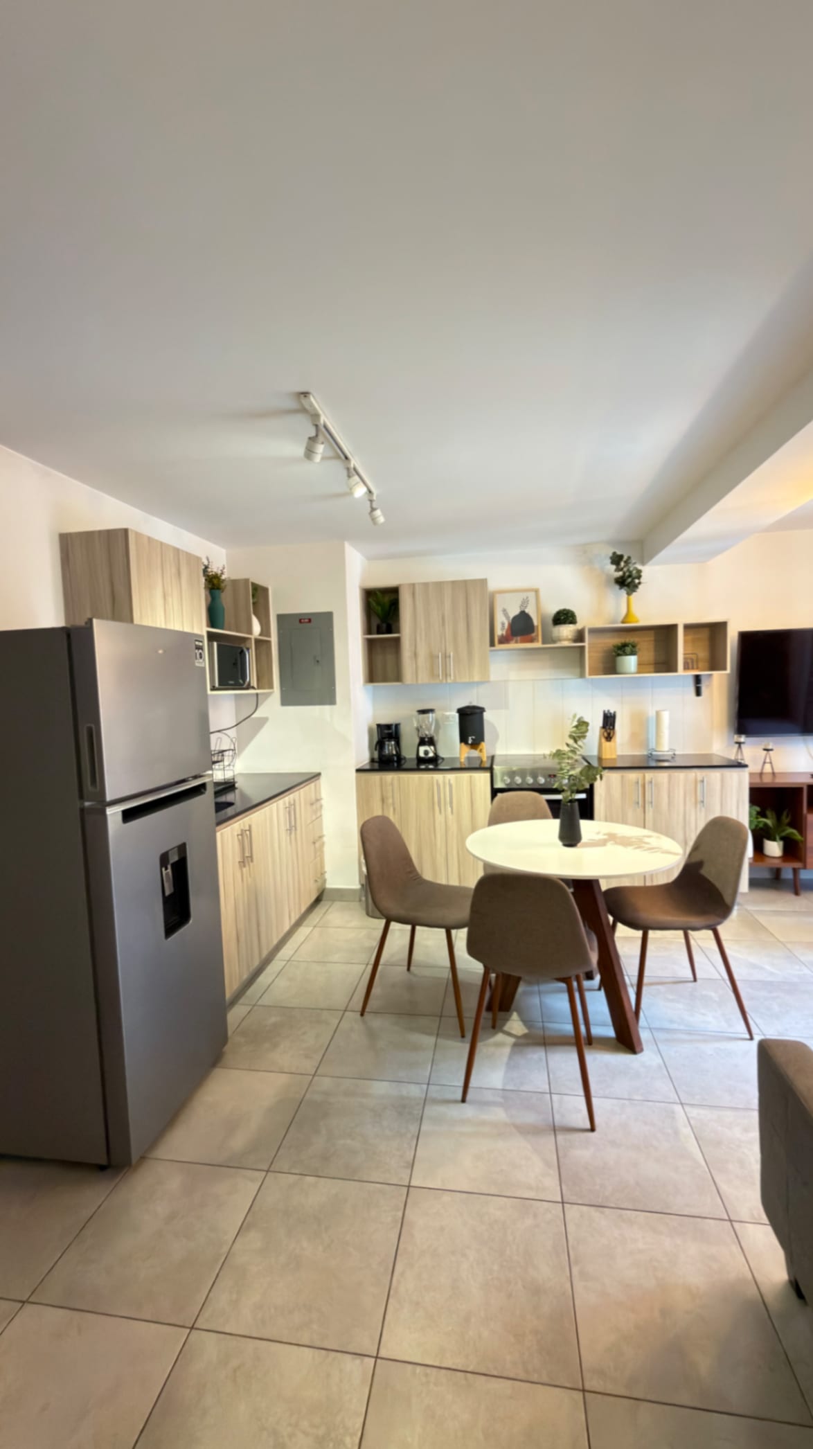 Renta de Apartamento Amueblado Modra Z.4 — Apartamento en Alquiler en Modra, Zona 4, Guatemala, Ciudad — foto 2 de 17