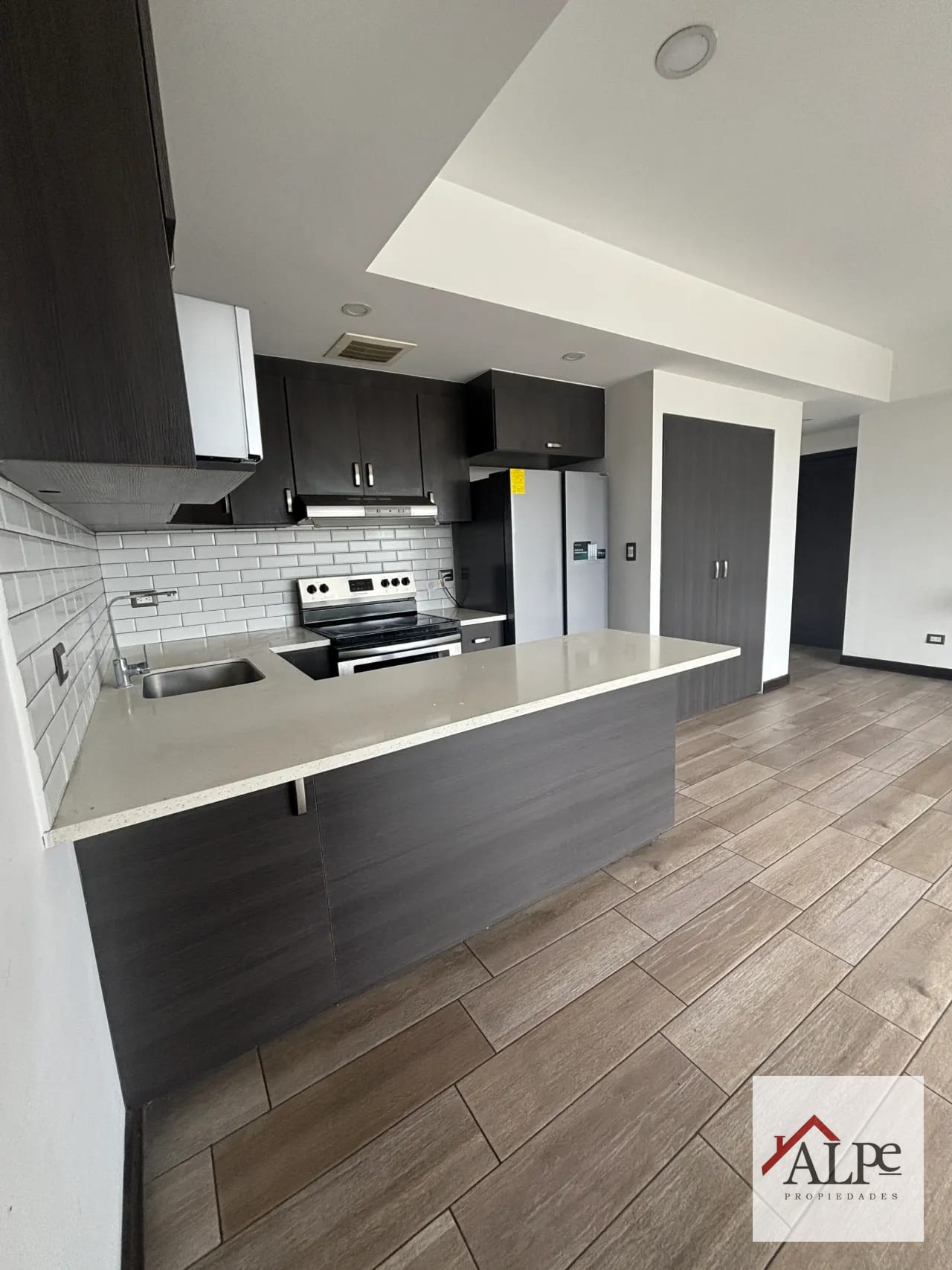 Apartamento en Renta con Ubicación Premium | Inicio de Av. Las Américas, Zona 13 — Apartamento en Alquiler en Tres15, Zona 13, Guatemala, Ciudad — foto 1 de 16