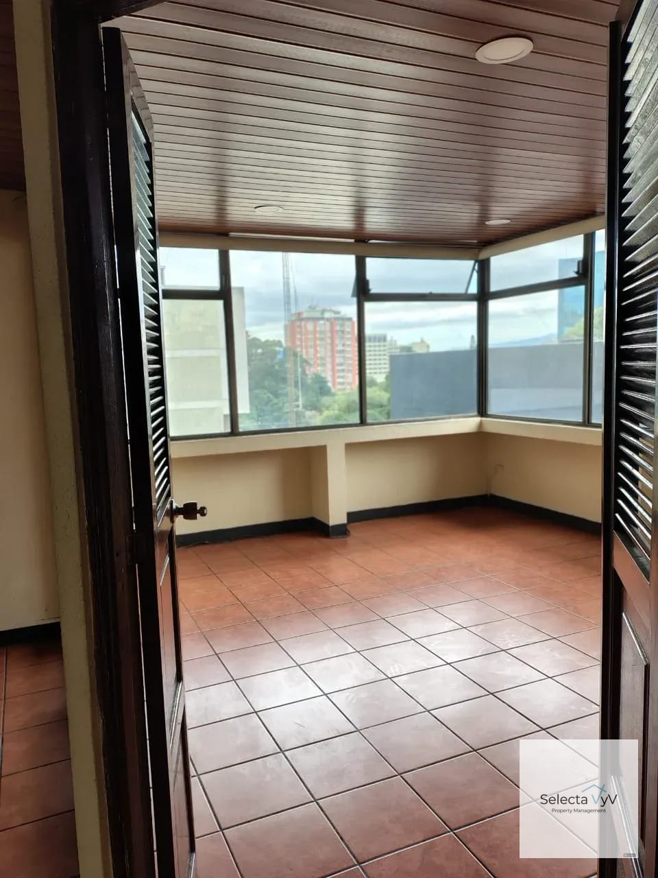 Oficina Edificio Reforma Montufar — Oficina en Alquiler en Zona 10, Guatemala, Ciudad — foto 1 de 17