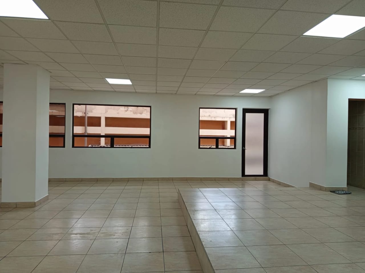 SE RENTA AMPLIA OFICINA CORPORATIVA DE 240 MT2 EN ZONA 13 — Oficina en Alquiler en Zona 13, Guatemala, Ciudad — foto 9 de 17
