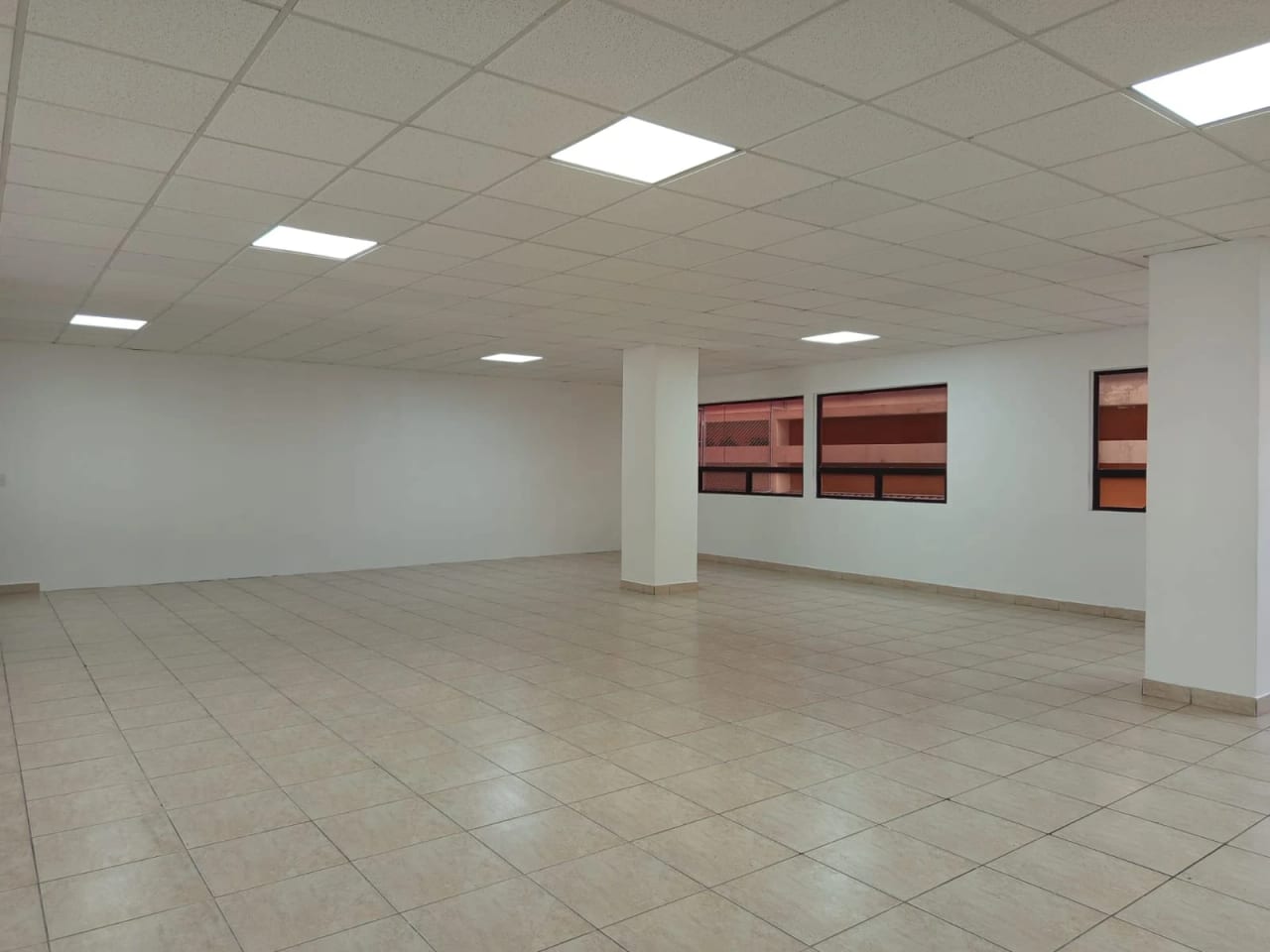 SE RENTA AMPLIA OFICINA CORPORATIVA DE 240 MT2 EN ZONA 13 — Oficina en Alquiler en Zona 13, Guatemala, Ciudad — foto 10 de 17