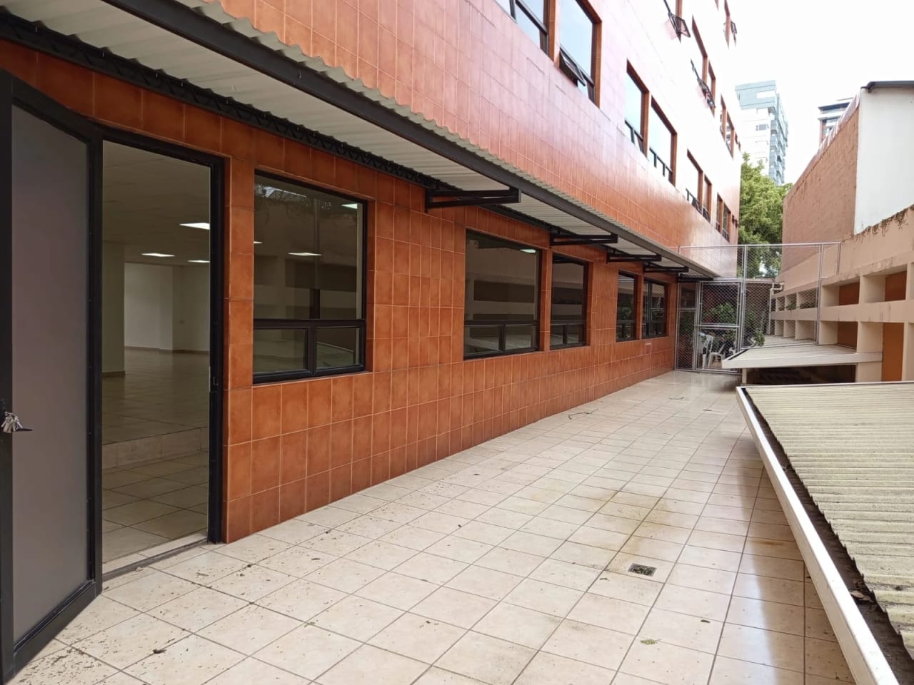 SE RENTA AMPLIA OFICINA CORPORATIVA DE 240 MT2 EN ZONA 13 — Oficina en Alquiler en Zona 13, Guatemala, Ciudad — foto 16 de 17