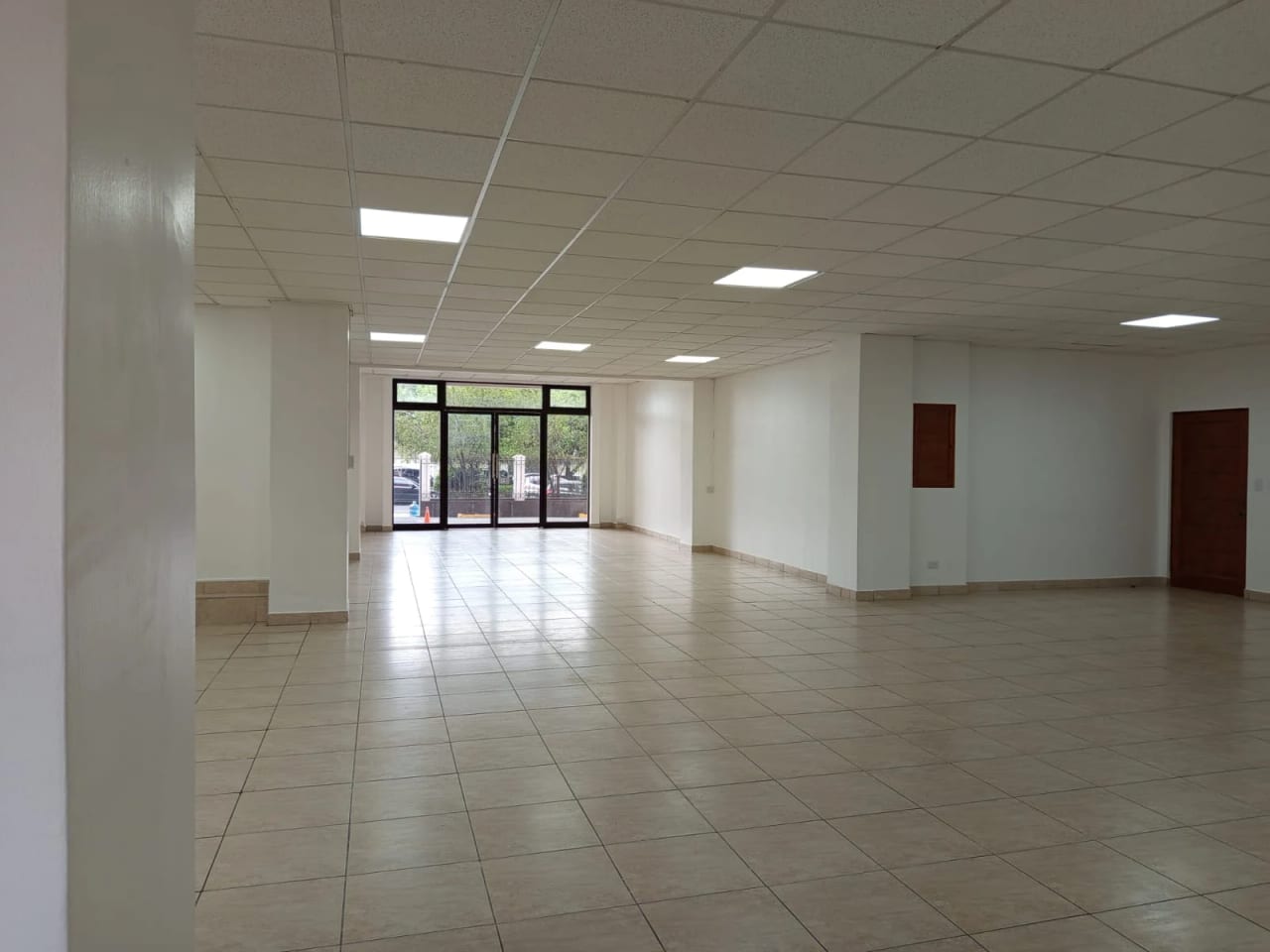 SE RENTA AMPLIA OFICINA CORPORATIVA DE 240 MT2 EN ZONA 13 — Oficina en Alquiler en Zona 13, Guatemala, Ciudad — foto 1 de 17