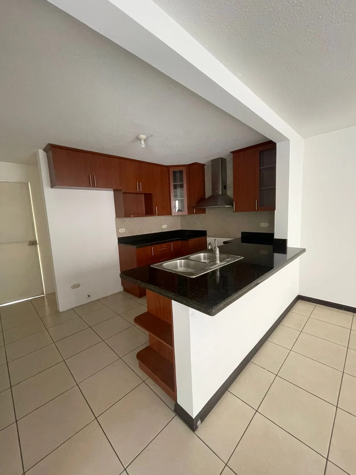 Casa en Venta en Bosques de San Marino, Ciudad San Cristobal, zona 8 de Mixco — Casa en Venta en Zona 8 Mixco, Guatemala, Ciudad — foto 1 de 14