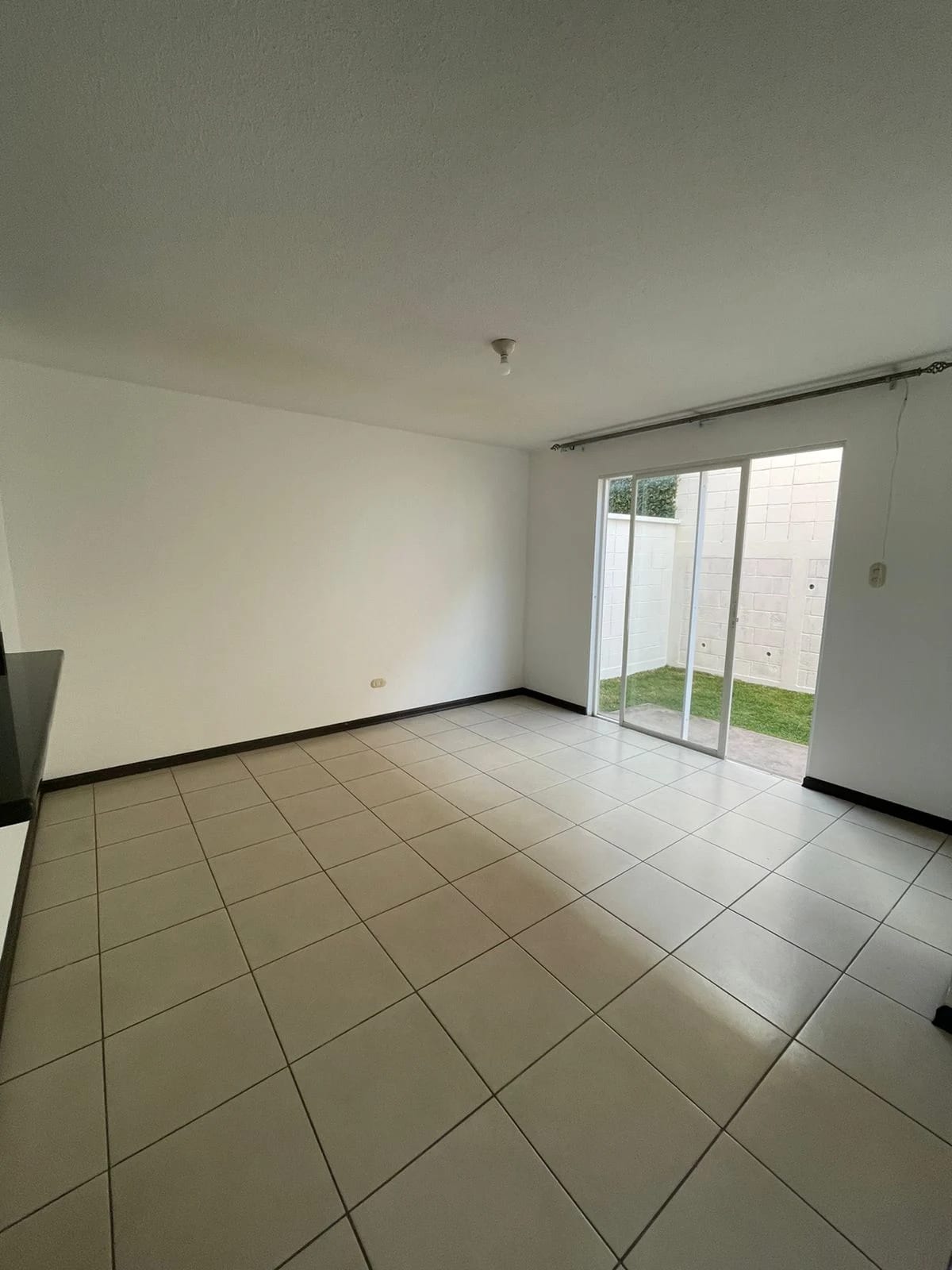 Casa en Venta en Bosques de San Marino, Ciudad San Cristobal, zona 8 de Mixco — Casa en Venta en Zona 8 Mixco, Guatemala, Ciudad — foto 2 de 14