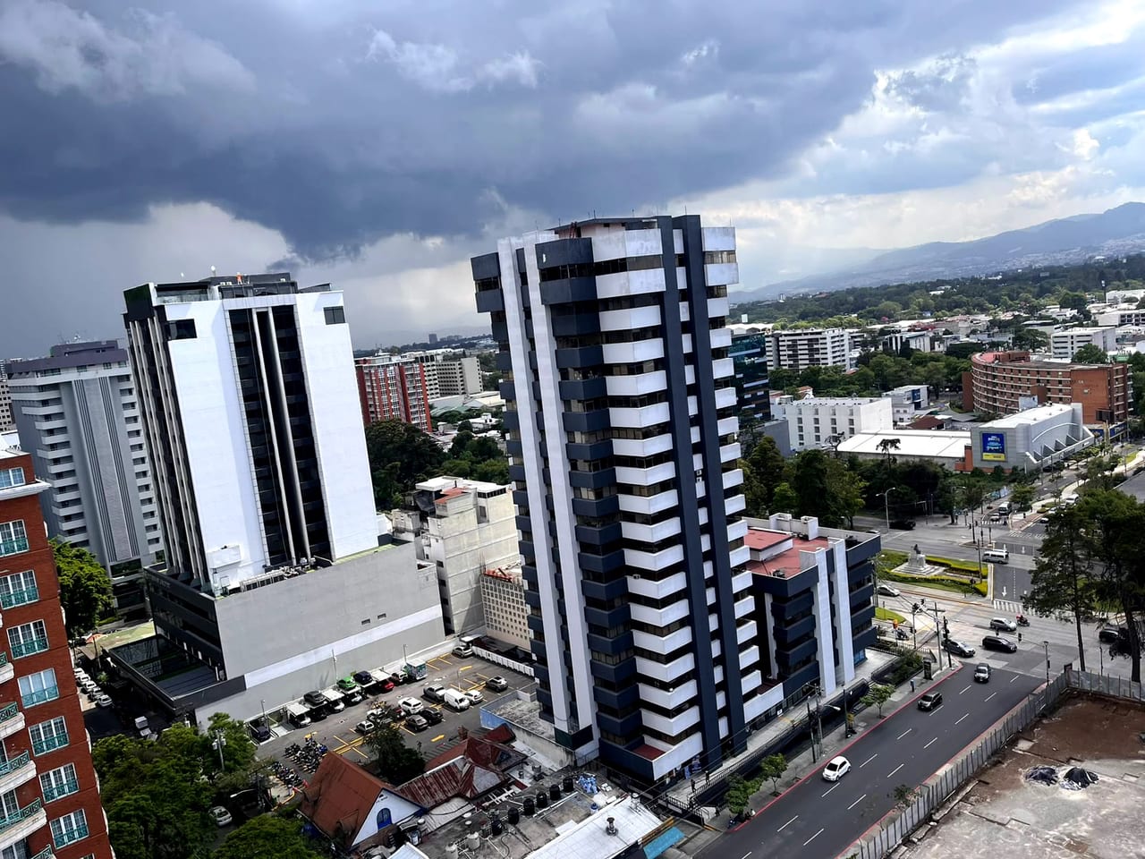 Oficina en Renta Reforma Montufar Zona 10 — Oficina en Alquiler en Zona 10, Guatemala, Ciudad — foto 1 de 2
