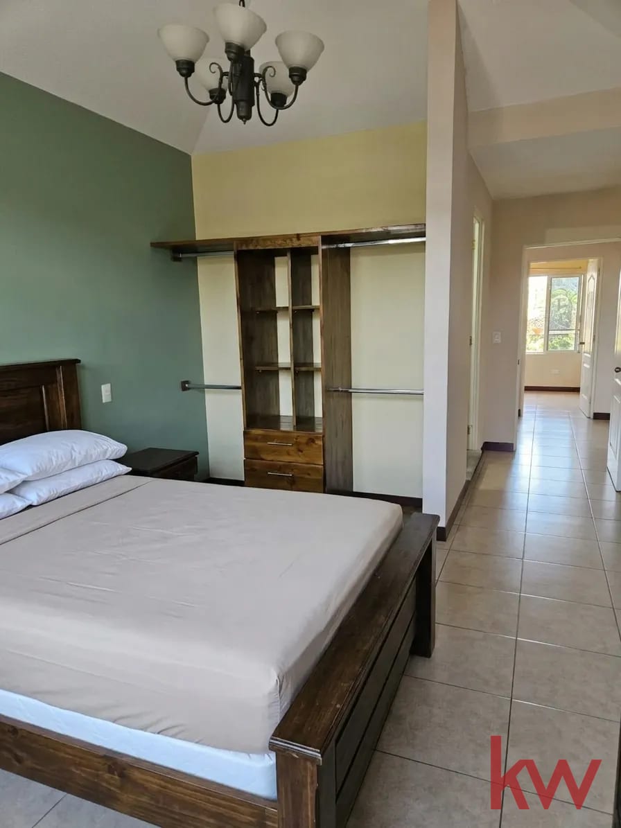 Dormitorio principal — Vistas de la Paz Zona 5 — Casa en Venta en Colonia Santa Ana, Zona 5, Guatemala, Ciudad — foto 4 de 16