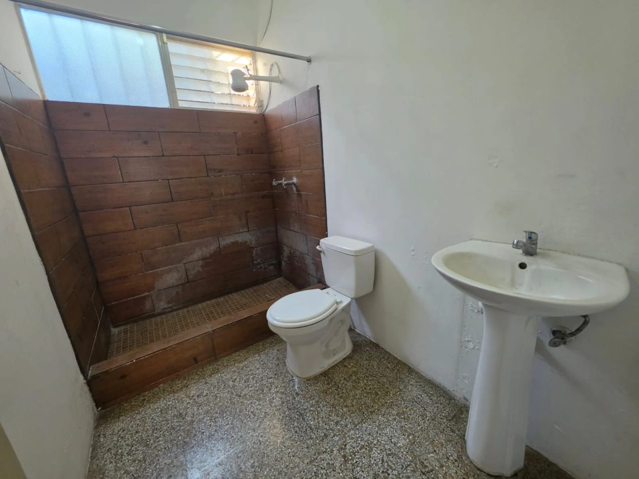 Casa en venta para remodelar, dentro de exclusivo condominio pequeño, Jardines de San Isidro, zona 16 — Casa en Venta en Jardines de San Isidro, Zona 16, Guatemala, Ciudad — foto 5 de 7