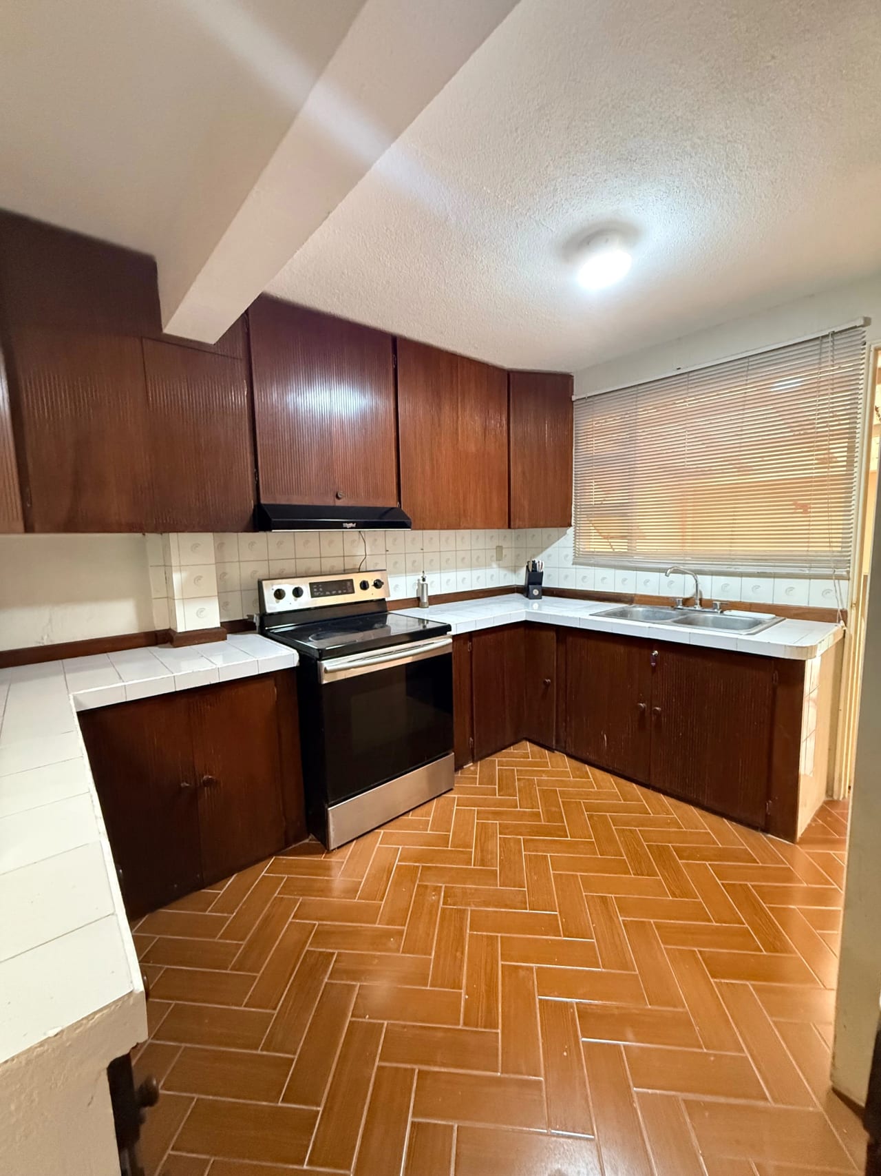 Elegante Casa en alquiler, Oakland, zona 10 — Casa en Alquiler en Zona 10, Guatemala, Ciudad — foto 3 de 15