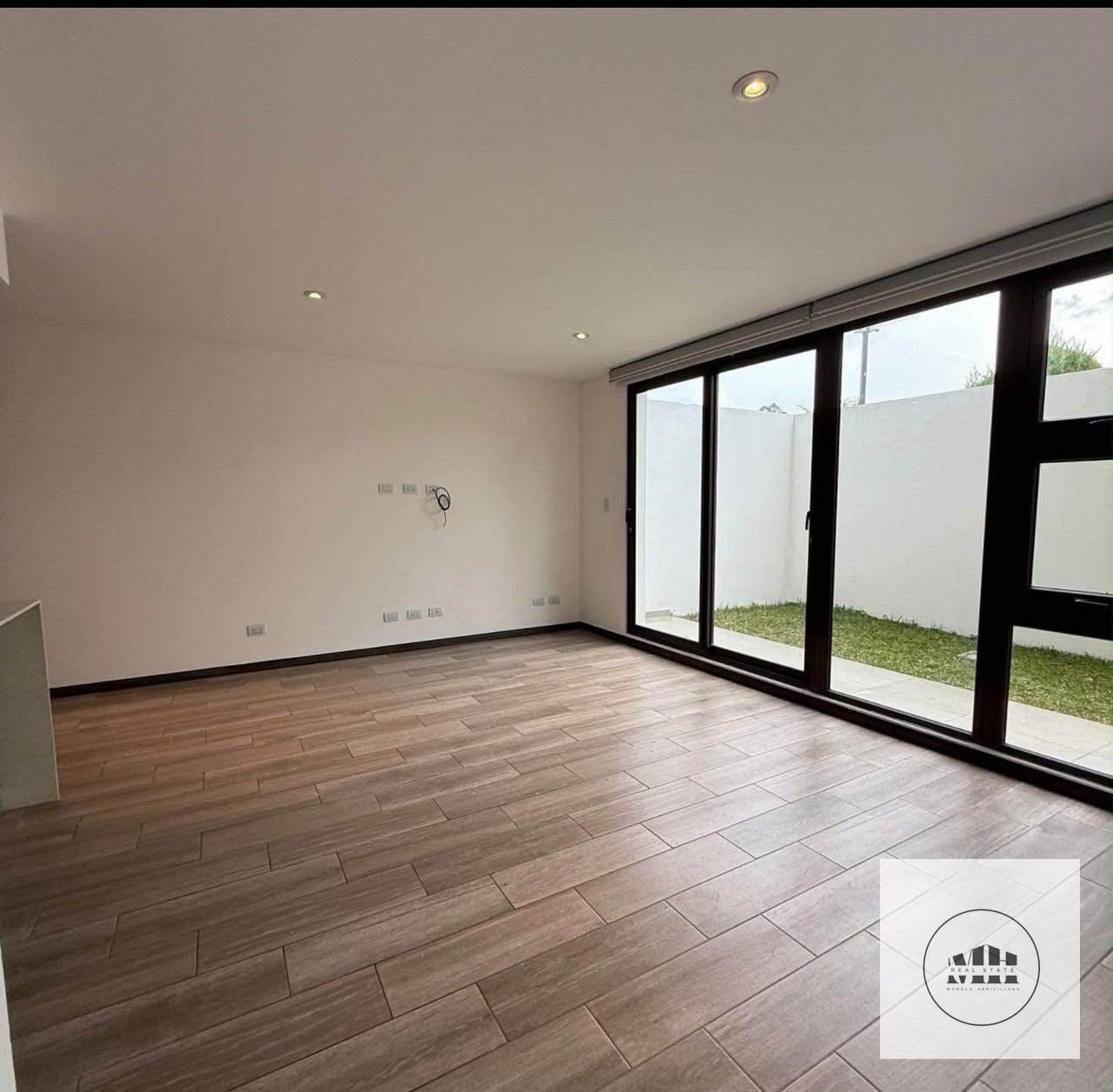 Bello apartamento con jardin en zona 16 — Apartamento en Alquiler en San Isidro 20/21, Zona 16, Guatemala, Ciudad — foto 1 de 15