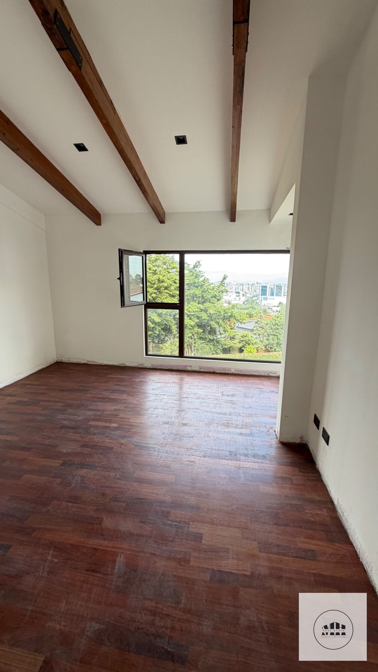 Bellisima casa remodelada zona 10 — Casa en Alquiler en Zona 10, Guatemala, Ciudad — foto 6 de 14
