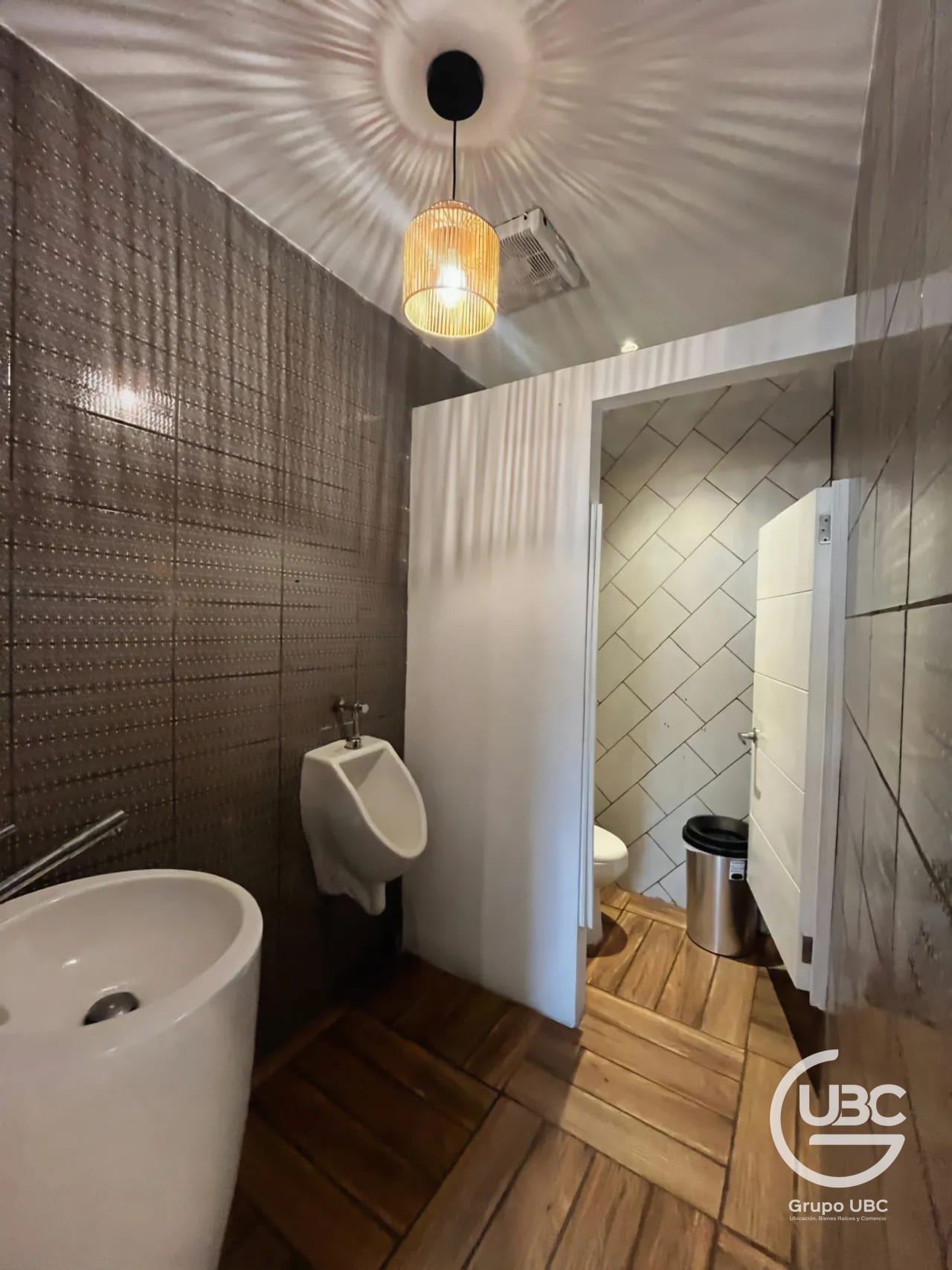 Amplia casa en renta para uso comercial en Zona 14 — Casa en Alquiler en Zona 14, Guatemala, Ciudad — foto 4 de 13