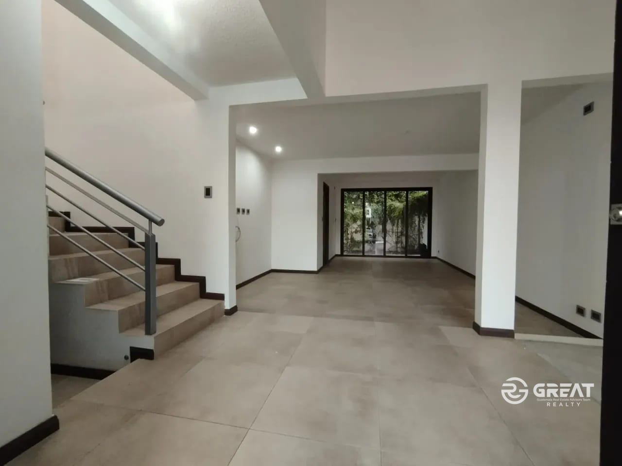 Exclusiva Casa en Zona 16 — Oportunidad Única de Inversión — Casa en Venta en Home 16, Zona 16, Guatemala, Ciudad — foto 2 de 16
