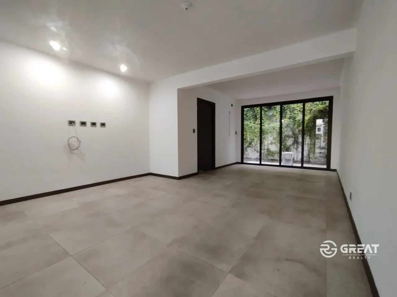 Exclusiva Casa en Zona 16 — Oportunidad Única de Inversión — Casa en Venta en Home 16, Zona 16, Guatemala, Ciudad — foto 3 de 16