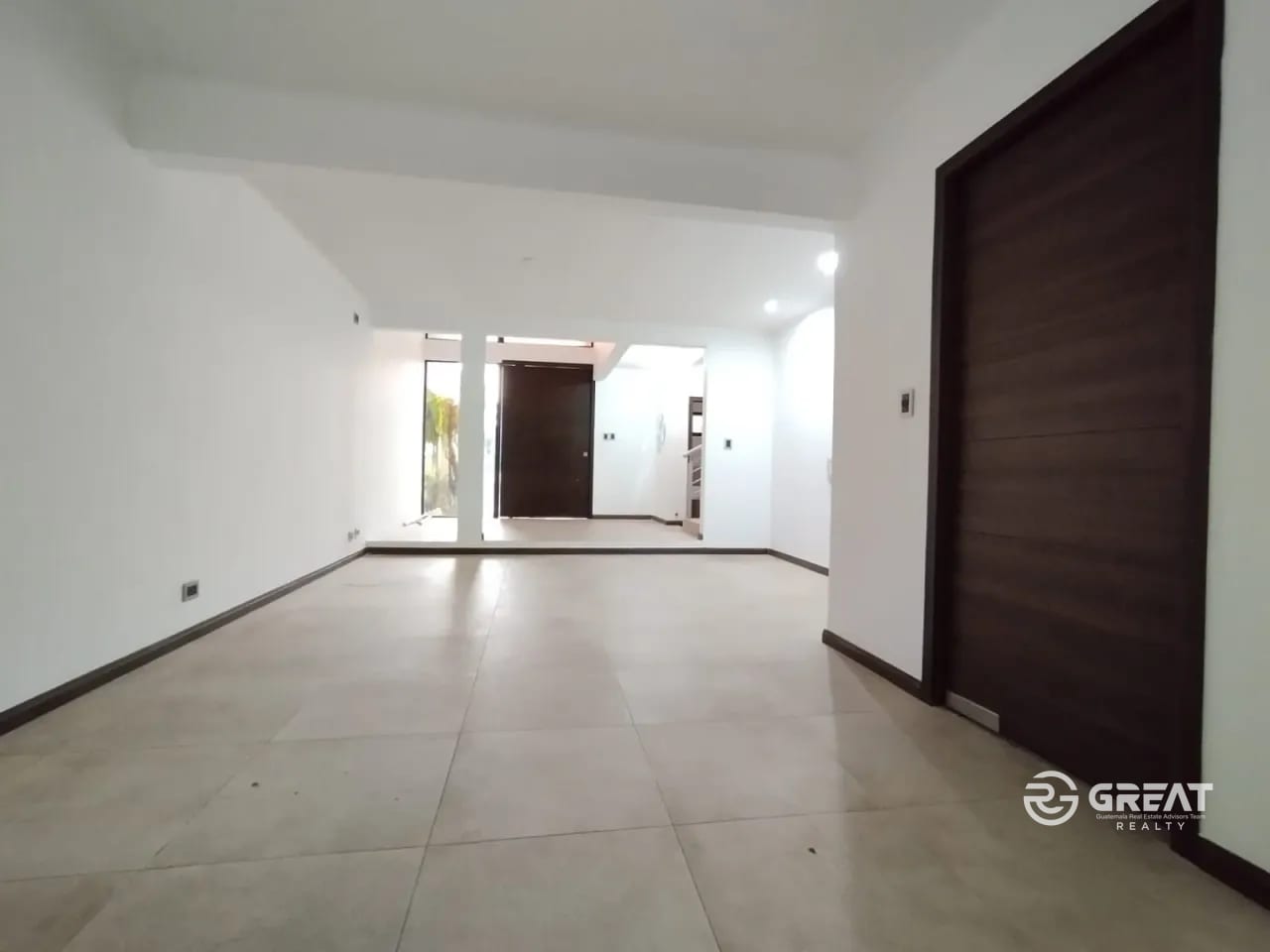 Exclusiva Casa en Zona 16 — Oportunidad Única de Inversión — Casa en Venta en Home 16, Zona 16, Guatemala, Ciudad — foto 4 de 16