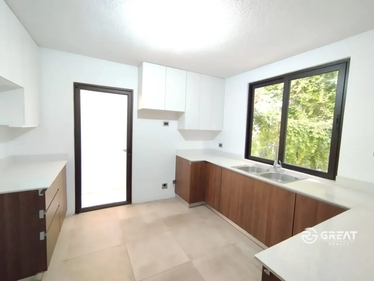 Exclusiva Casa en Zona 16 — Oportunidad Única de Inversión — Casa en Venta en Home 16, Zona 16, Guatemala, Ciudad — foto 6 de 16