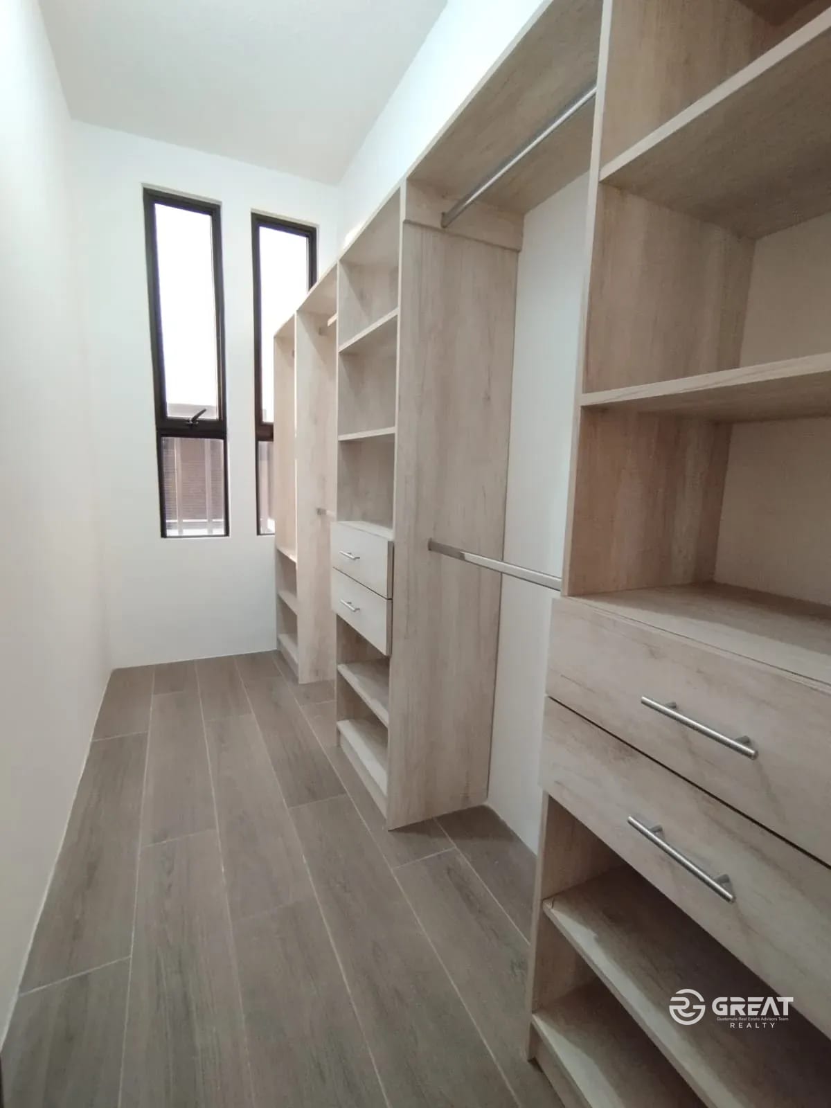 Exclusiva Casa en Zona 16 — Oportunidad Única de Inversión — Casa en Venta en Home 16, Zona 16, Guatemala, Ciudad — foto 9 de 16