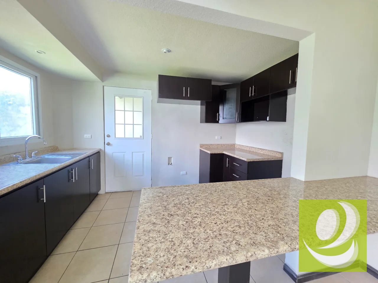 CASA EN VENTA CON AMPLIO JARDIN EN VILLA NUEVA HACIENDA DE LAS FLORES — Casa en Venta en Villa Nueva, Guatemala, Ciudad — foto 6 de 9