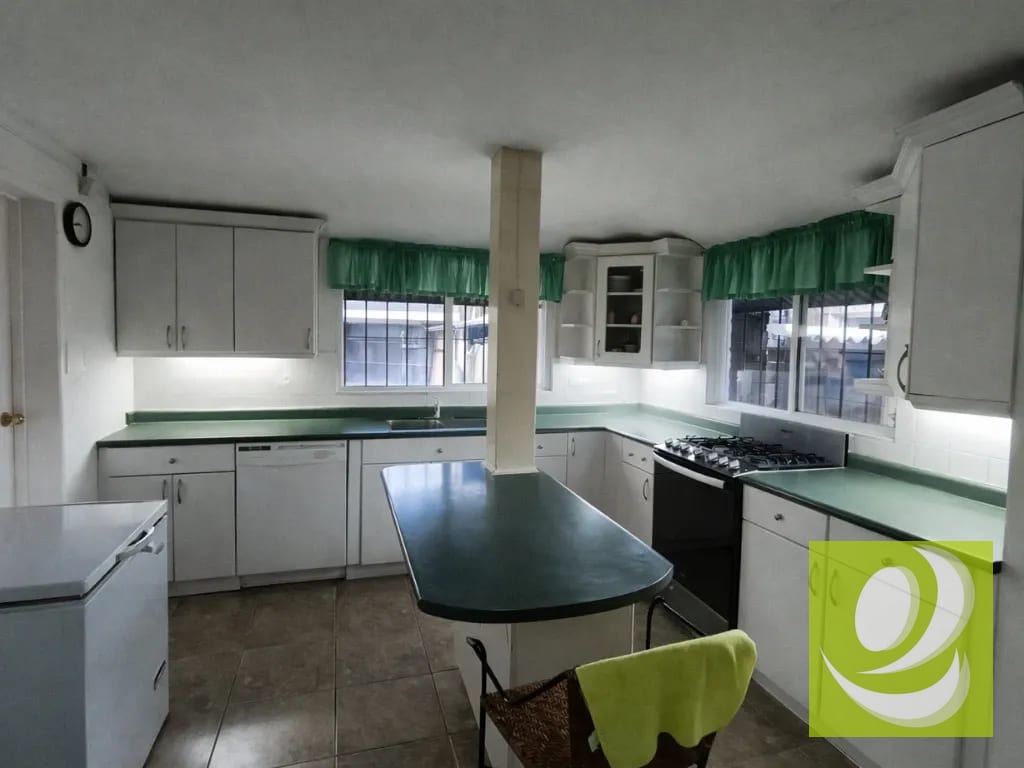 Casa en Venta en Zona 16 Fuera de Garita | Amplio Terreno — Casa en Venta en Zona 16, Guatemala, Ciudad — foto 2 de 6