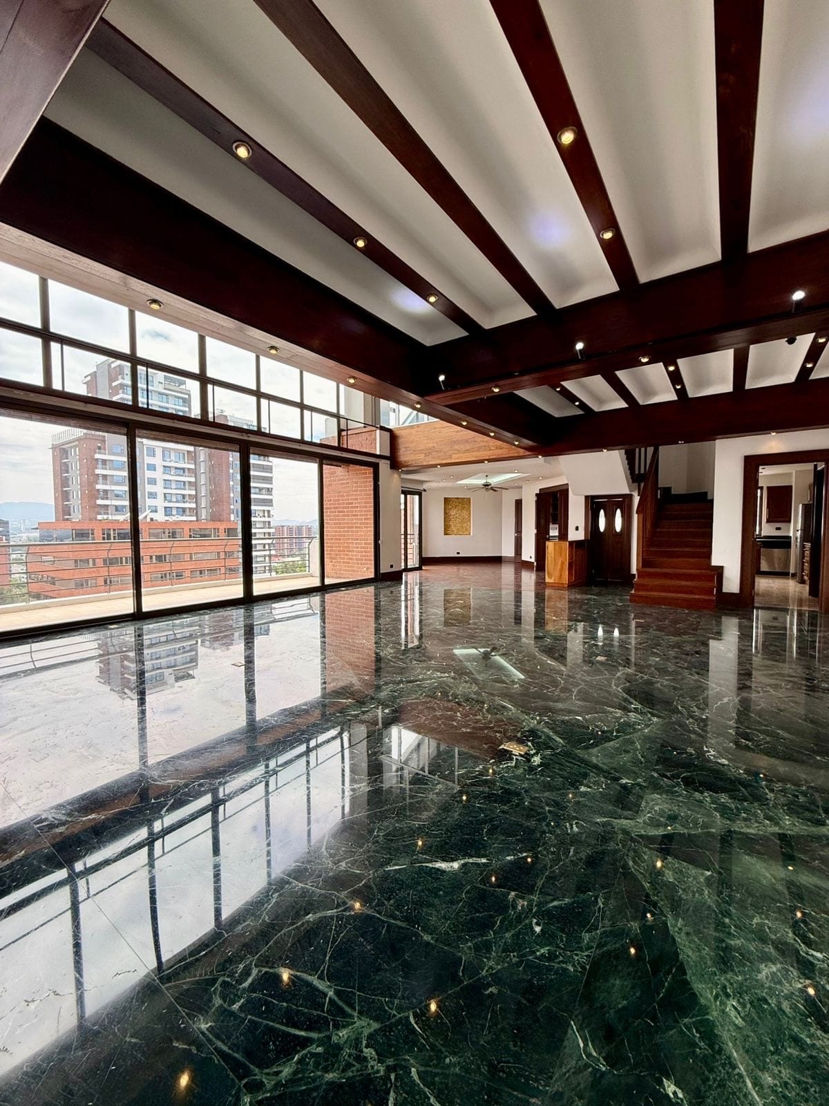 Apartamento en venta | 4 habitaciones | 2 niveles | 4 parqueos | Plenum, zona 14 — Apartamento en Venta en Zona 14, Guatemala, Ciudad — foto 1 de 15