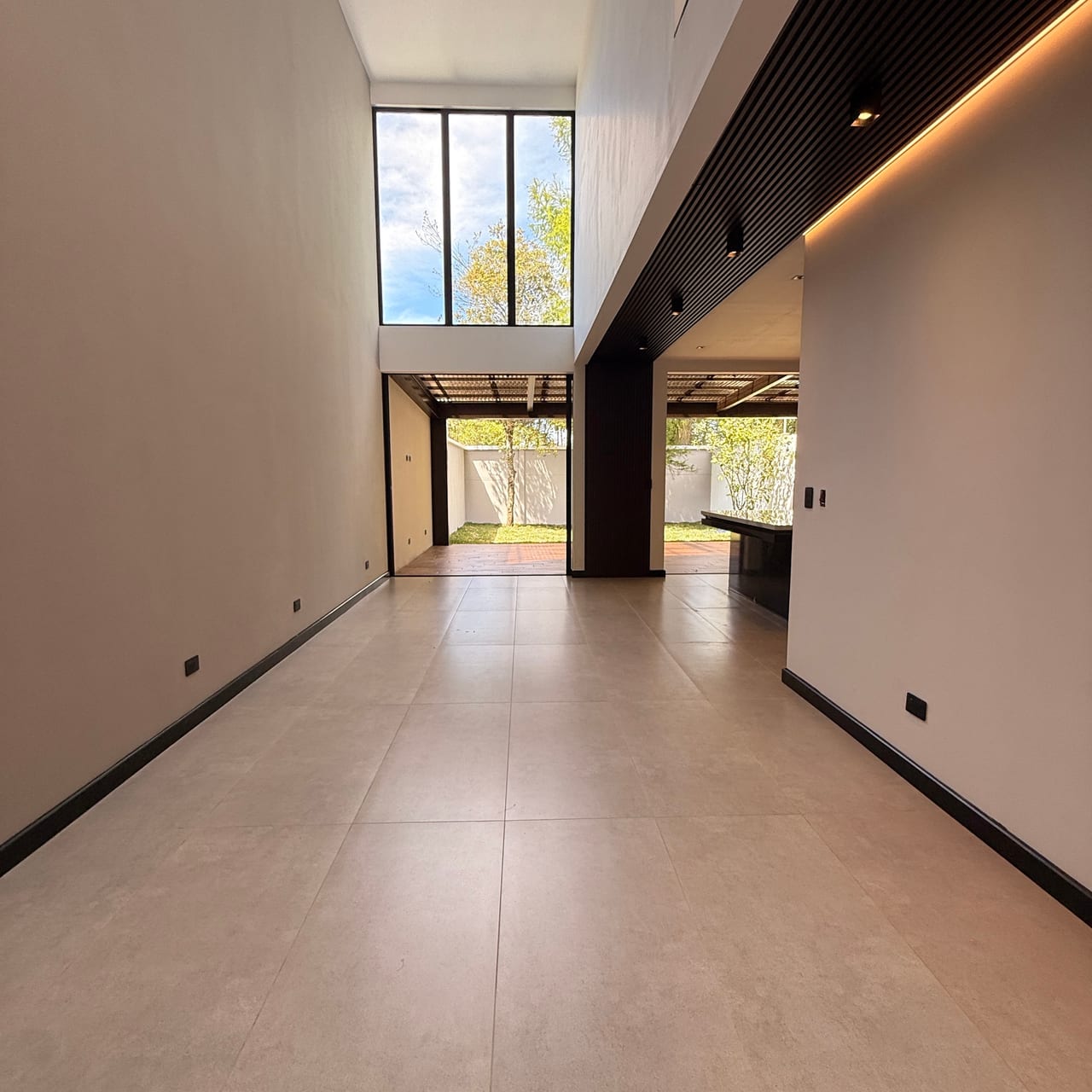 Casa nueva en venta | 3 hab | 4 parqueos | Jardin — Casa en Venta en El Tajin, Carretera a El Salvador, Guatemala, Ciudad — foto 5 de 10