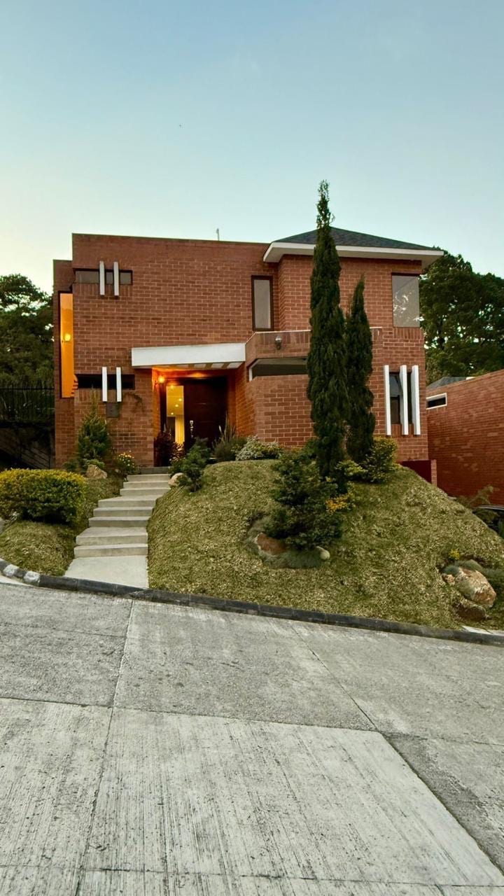 Casa en venta | 3 habitaciones | jardín con pérgola | 6 parqueos — Casa en Venta en Santa Catarina Pinula, Guatemala, Ciudad — foto 1 de 13