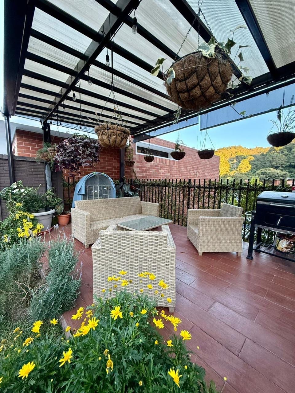 Casa en venta | 3 habitaciones | jardín con pérgola | 6 parqueos — Casa en Venta en Santa Catarina Pinula, Guatemala, Ciudad — foto 3 de 13