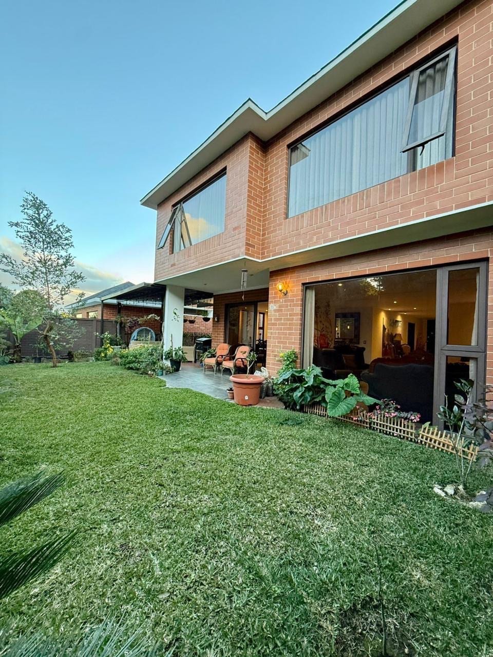 Casa en venta | 3 habitaciones | jardín con pérgola | 6 parqueos — Casa en Venta en Santa Catarina Pinula, Guatemala, Ciudad — foto 6 de 13