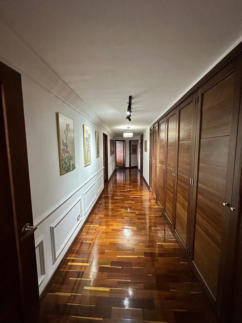 Apartamento en venta | 6 habitaciones | 6 parqueos | balcones | Gaudí, zona 14 — Apartamento en Venta en Zona 14, Guatemala, Ciudad — foto 4 de 10