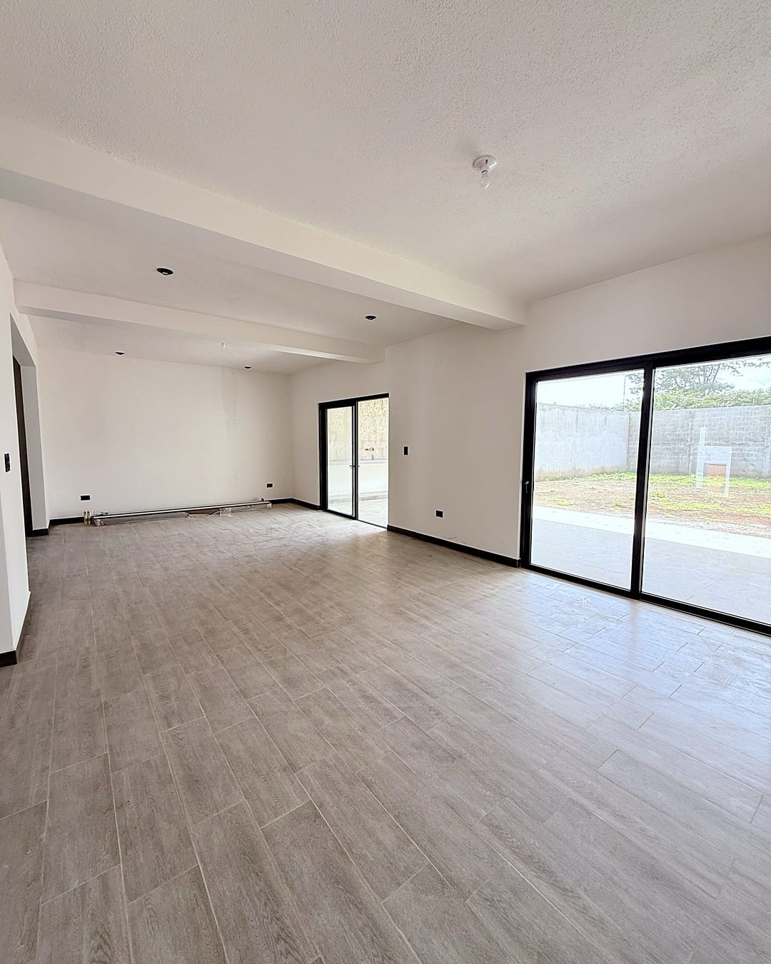 Casa en venta NUEVA | 4 habitaciones | 5 parqueos | Jardín — Casa en Venta en Arrazola Panorama, Carretera a El Salvador, Guatemala, Ciudad — foto 5 de 16