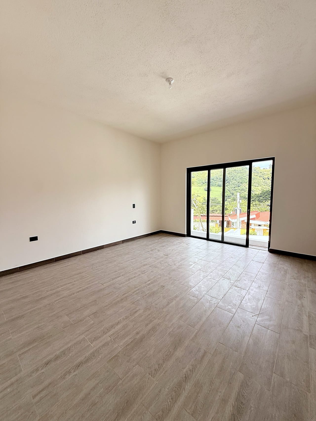 Casa en venta NUEVA | 4 habitaciones | 5 parqueos | Jardín — Casa en Venta en Arrazola Panorama, Carretera a El Salvador, Guatemala, Ciudad — foto 10 de 16