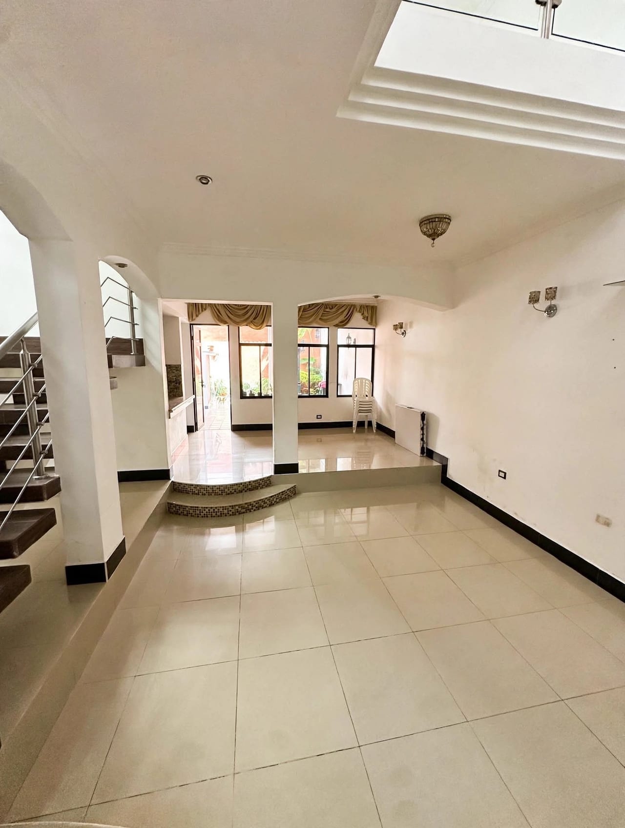 Casa en venta | 4 habitaciones | 4 parqueos | Montesolar, zona 16 — Casa en Venta en MonteSolar, Zona 16, Guatemala, Ciudad — foto 2 de 9