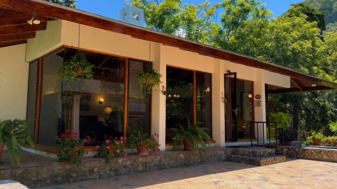 La Cañada de Atitlan, Espectacular propiedad en venta en la mejor ubicación y urbanización de Panajachel. — Casa vacacional en Venta en Panajachel, Sololá — foto 1 de 17