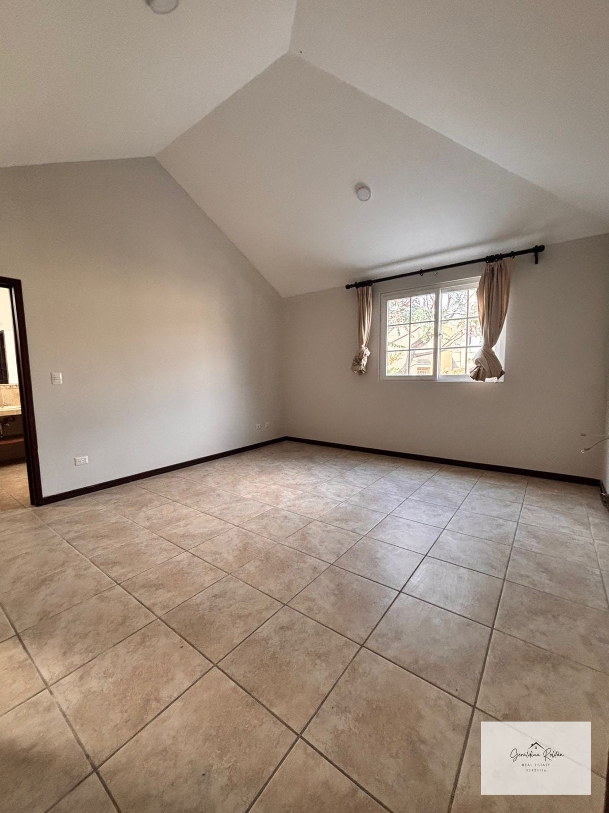 Casa en venta Villas de Entreverdes súper oportunidad — Casa en Venta en Villas de Entreverdes, Carretera a El Salvador, Guatemala, Ciudad — foto 11 de 13