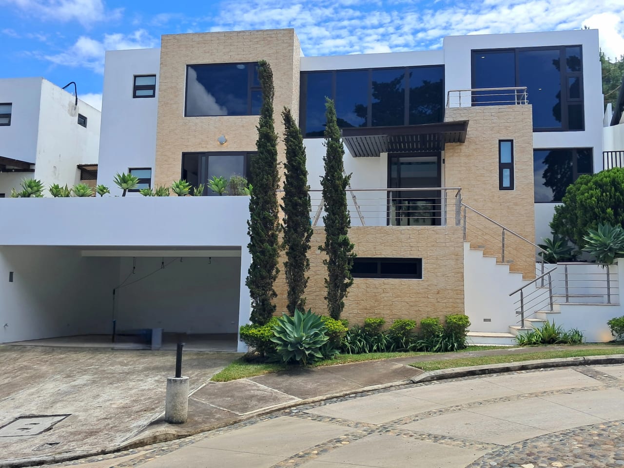 Casa Venta Lomas de San Isidro — Casa en Venta en Lomas de San Isidro, Zona 16, Guatemala, Ciudad — foto 1 de 14